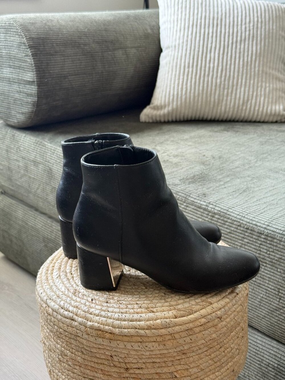 black with gold accent boot, size 7